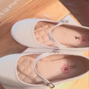 Girls size. 4 white. Mary Jane flats